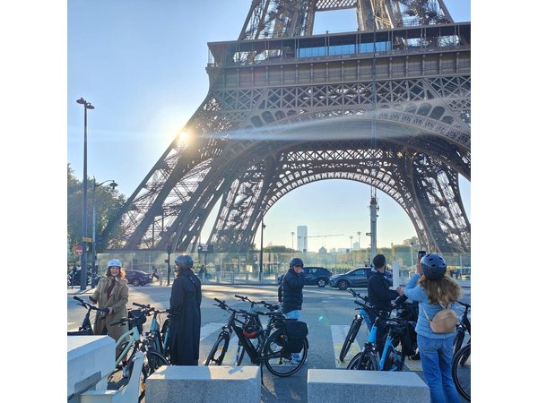 Paris : Private electric bike tour with wine and cheese tasting