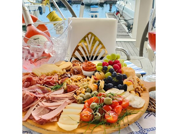 Porto: Wine and cheese tasting on a sailboat on the Douro River