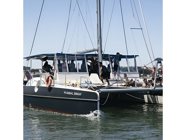 Boat Party in Lisbon with open bar, music and dives