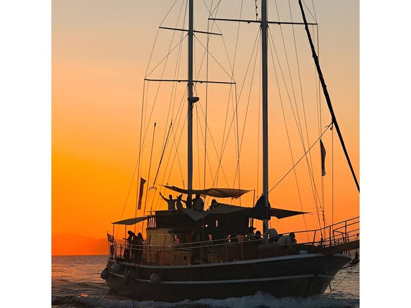 Athens Riviera Sunset Dinner Cruise to Ydrousa & Vouliagmeni