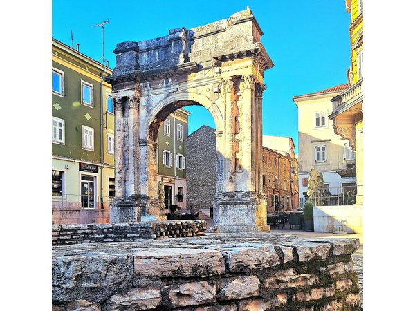 Explore layers of Pula's History in German or English