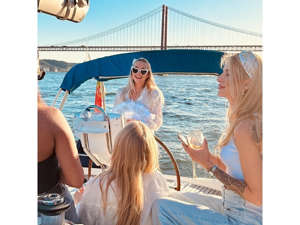 Lisbon Adventure: 2 Hours Tuk-Tuk Tours and 2 H Sunset Sailing