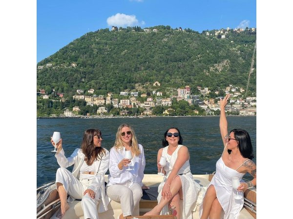 3 to 4h Private Lake Como Speedboat Tour with prosecco & Swimming