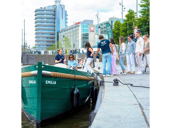 Amsterdam Canal Cruise with Local Guide and Small Group