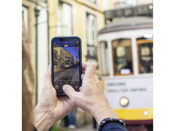 Alfama Photo Walk – Lisbon Photography Experience Led by a Local