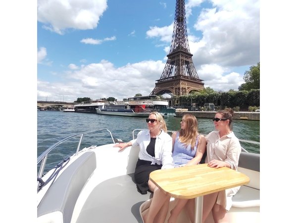 Your Private boat Captain Guide Explore Historical Paris