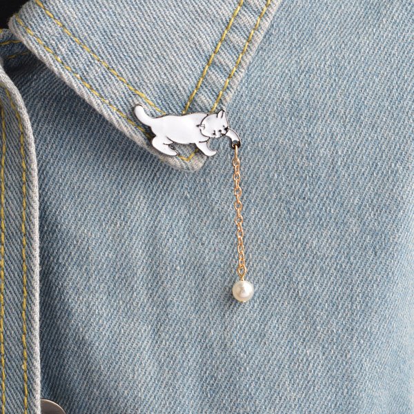Cartoon Sweet Small Cat Enamel Pins Broch For Women Fashion Kitten Metal Badges Backpack Collar Pin Broches Charms Jewelry Gifts
