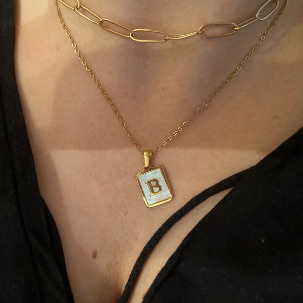 E.B.belle – collier minimaliste en nacre pour femmes, en acier inoxydable, sans ternissement, avec lettres plaquées or
