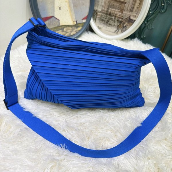 Miyake 2026 Neue Puffy Dumpling Tasche Faltbare Schultertasche mit Verstellbarem Riemen Aufbewahrungsbeutel Leichte Lässige Minimalistische Taschen