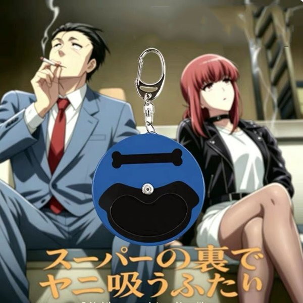 Smoking Behind The Supermarket With You Anime Cosplay Halloween Tragbarer Aschenbecher aus Weißblech mit passenden Schlüsselanhängern als Requisiten und Geschenk