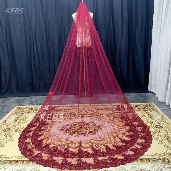 Selbstporträt einer kleinen Kirche mit einem einzigen Gebäude, weinroter Braut-Spitzenschleier, Hochzeitsaccessoires, Pailletten-Spitze+Kamm