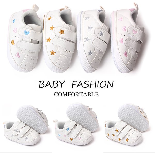 Baby-Sneaker aus weißem PU, rutschfest, für Kleinkinder, Jungen und Mädchen, niedliche Stickerei, Sterne und Herzen
