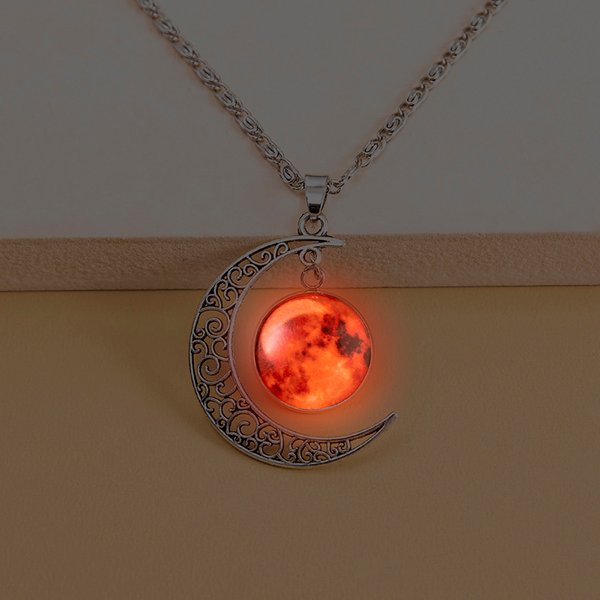 Collier lumineux en verre de planète de galaxie, pendentif fait à la main, brille dans la nuit, lune de Mars rouge