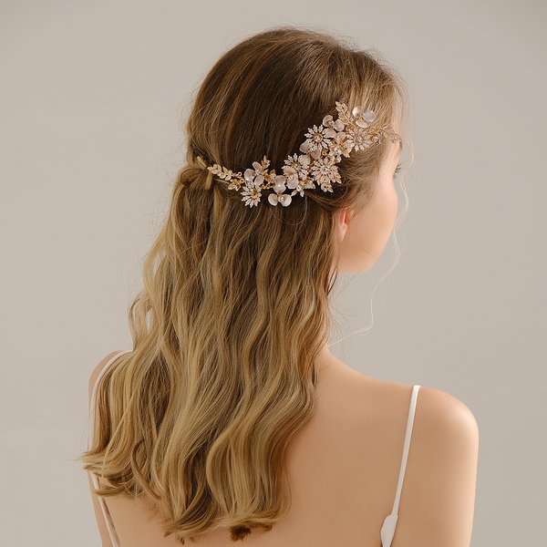 Pince à cheveux de mariée élégante avec fleurs dorées délicates et strass étincelants, coiffe florale en forme de vigne pour mariage et demoiselle d'honneur