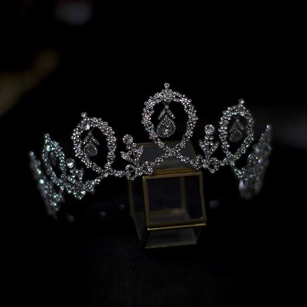 Couronnes de princesse CC pour femmes, accessoires pour cheveux, bandes de sauna de mariage, bijoux de fiançailles, couronnes en cristal brillant faites à la main, cadeau AN098, 100%