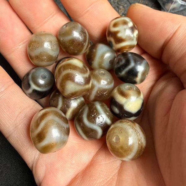 50 Stück/Set Verschiedene Totems Elfenbeinfarben Durchdringungsprozess Daluo Dzi-Perlen Tibetische Stile für Accessoires