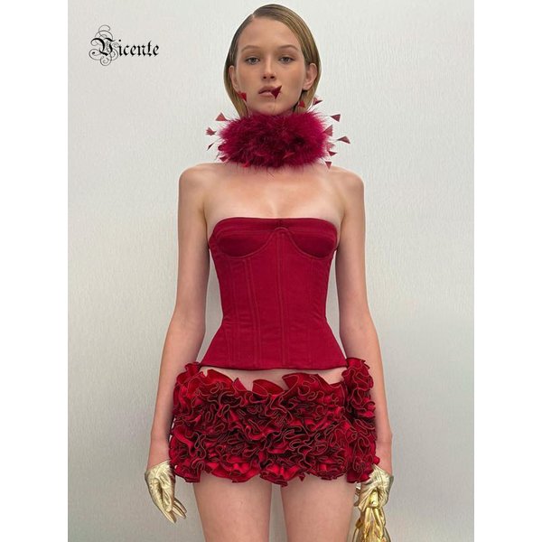 VC robe de noël sans bretelles rouge haut structuré avec mini jupe ornée de fleurs moulante célébrité fête cocktail 2 pièces ensemble