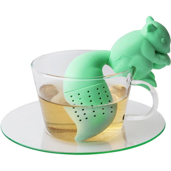 Préparation du thé délicieux avec un infuseur de thé d'écureuil en silicone mignon – Parfait pour le thé en feuilles mobiles