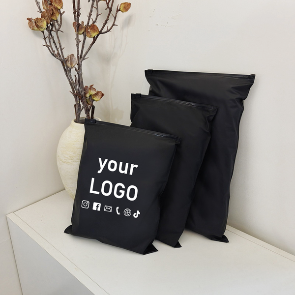 50 sacs de rangement noirs givrés pour sous-vêtements et vêtements, sacs d'emballage personnalisés avec fermeture éclair, réutilisables, avec logo imprimé