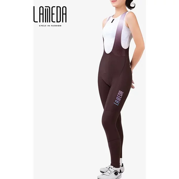 Die Dame trägt warme lange Hosen aus der Lemada-Serie. Sie sind warm, winddicht, haben eine gute Atmungsaktivität und sind sehr langlebig.