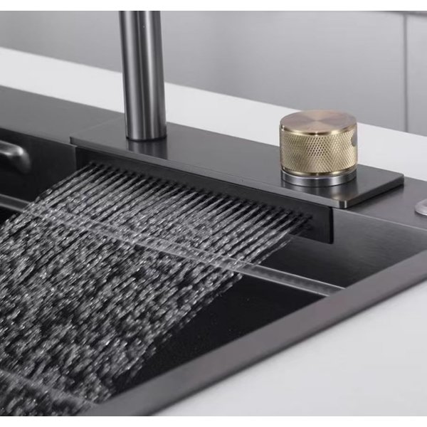 Le robinet Flying Rain est livré avec une fonction de pulvérisation en cascade. C'est un robinet de luxe moderne et polyvalent pour les éviers de cuisine.