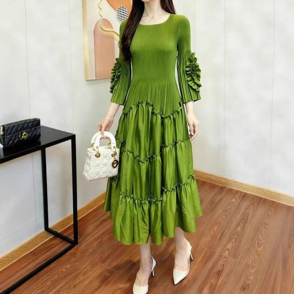 2025 High-end-Rundhals Spleißen Taille Plissee Kleid Temperament Pendeln Einfarbig Medium und Lange Kleid frauen herbst Neue