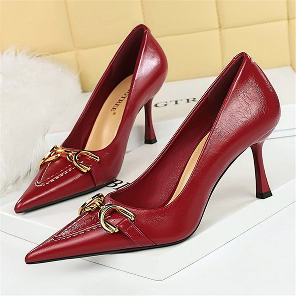 Escarpins à talons aiguilles pour femmes, 8cm, bout pointu, vin rouge, talons moyens, bureau, chaîne en métal, cuir, réplique de chaussures de bal de mariage