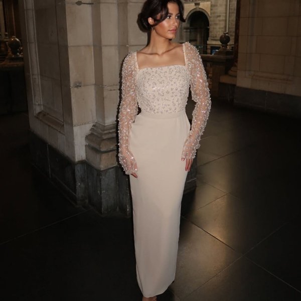 Maßgeschneidertes elegantes und weißes Abendkleid mit quadratischem Kragen, glitzerndes Kristall-ILLUSION-Ärmel-Abschlussballkleid, rückenfreies, gerades Partykleid