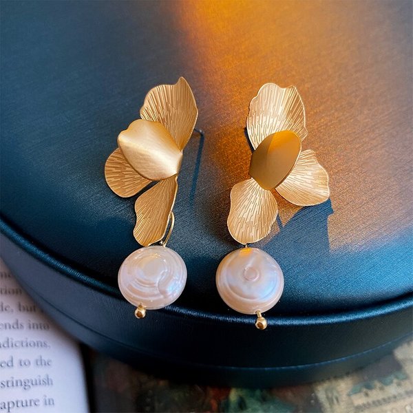 Boucles d'oreilles élégantes en perles d'imitation naturelles pour femmes, boucles d'oreilles vintage en forme de pétales dorés, bijoux pour fête et mariage K-