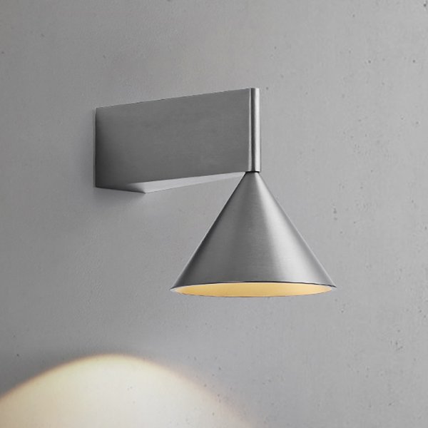 Minimalistyczna aluminiowa lampka ścienna do sypialni, korytarza, na schody, koniczna geometryczna ciepła lampa ścienna od włoskiego projektanta.