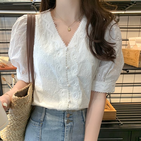 Chemise en dentelle blanche évidée pour femmes, chemisier à boutons, broderie mignonne, chic, style coréen, design japonais, été