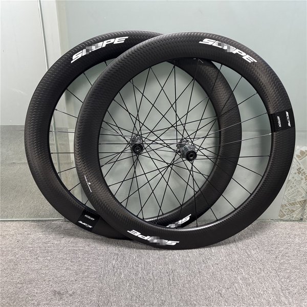 Zestaw kół z włókna węglowego do roweru szosowego o specjalnej fakturze, 45-50-55-65 mm, z mechanizmem zapadkowym 60T, piastą HG / XDR i hamulcami tarczowymi Center-Lock.