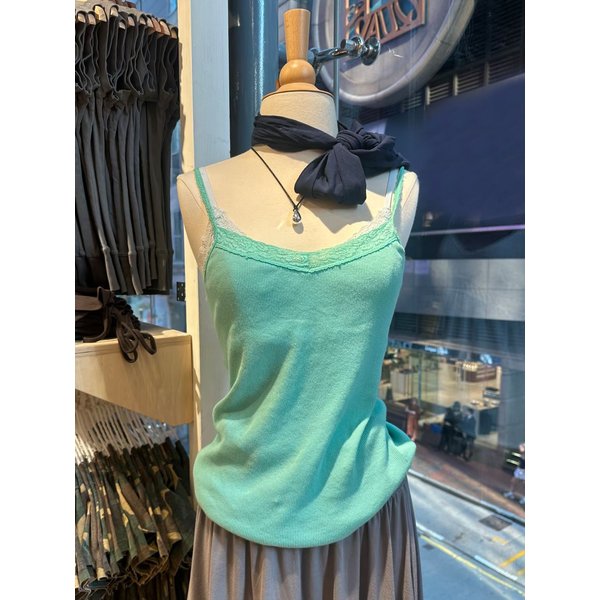 Neues grünes geripptes Slim-Basic-Tanktop für Damen – Sommerliches Baumwoll-Camisole mit Spitzenbesatz und V-Ausschnitt – Lässige, schlichte Allrounder-Weste im Y2K-Stil