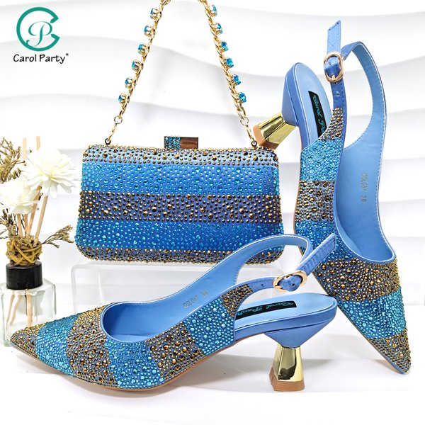 Neues italienisches Design stilvolle und elegante himmelblaue Strass verzierte Satin spitze Zehen Pumps und Clutch Tasche