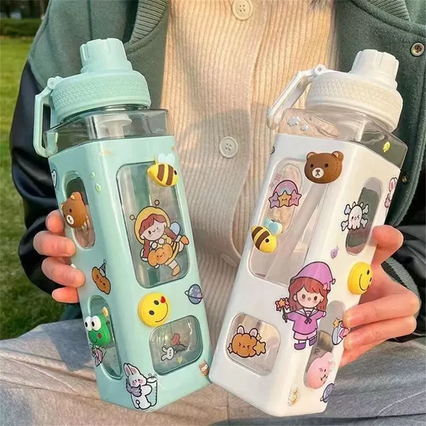 Hochwertige Wasserflasche mit Strohhalm, 3D-Süßbär-Aufkleber, Bpa-freier quadratischer Schnabeltasse aus Kunststoff, tragbares Trinkgeschirr, 700 ml