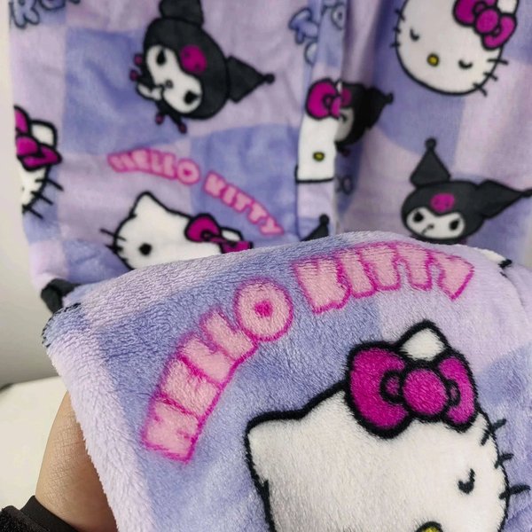 Spodnie do piżamy z flaneli dla par, z motywem Hello Kitty i Kuromi, w fioletowy krój w kratkę, z nadrukiem w stylu kreskówkowym, miękkie, wygodne spodnie do spania, idealne do noszenia w domu.