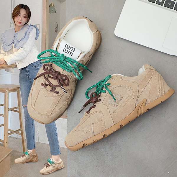 Baskets décontractées rétro beiges pour femmes, tige en daim avec doubles lacets verts et marron, bout rond, semelle plate confortable, polyvalentes