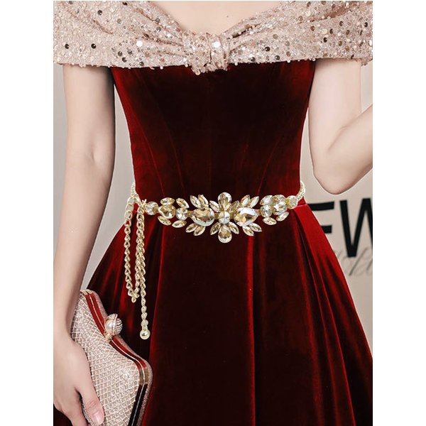 Une ceinture en chaîne incrustée de strass pour femme avec une ceinture dorée de qualité supérieure