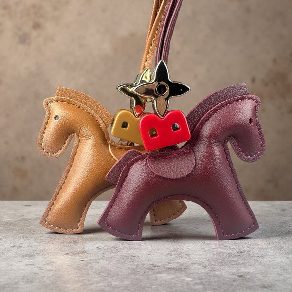 Niedlicher, warm getönter PU-Leder-Pony-Taschenanhänger – Tieranhänger für Taschen, Pony-Leder-Schlüsselanhänger für Pferdeliebhaber, Anhänger im Reitsport-Stil