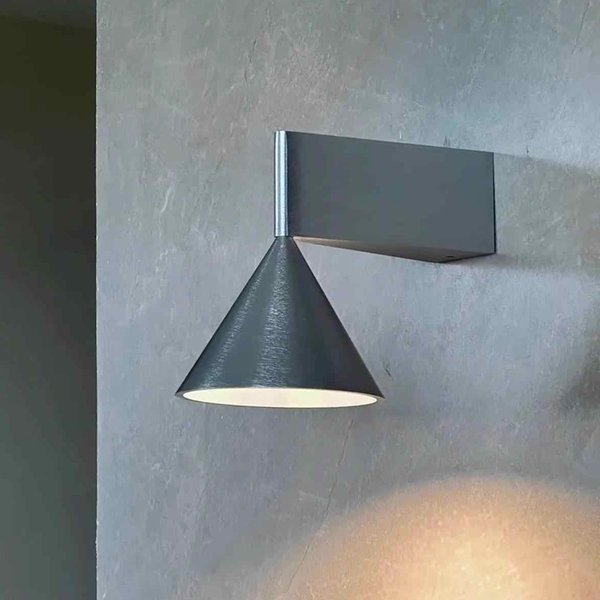 Aluminiowa szczotkowana stożkowa geometryczna lampa ścienna do prostego oświetlenia w sypialni, przy łóżku, w jadalni, salonie i na korytarzu.