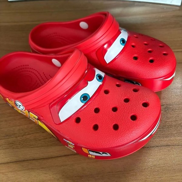 Auf Lager: Lightninged 95 Cars Hausschuhe für Erwachsene, Cartoon-Muster, wasserdichte Hausschuhe, Outdoor-Strandsandalen, atmungsaktive Eva-Schuhe
