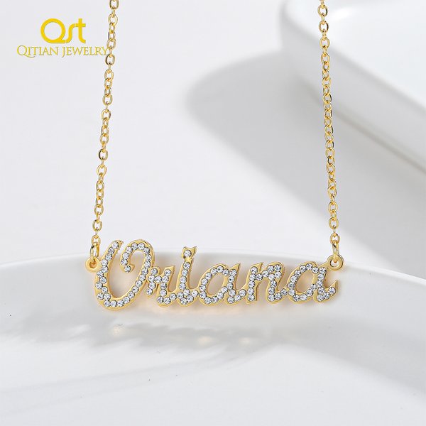 Qitian personnalisé cristal nom collier personnalisé BlingBling pierre nom colliers en acier inoxydable bijoux pour femmes meilleurs cadeaux