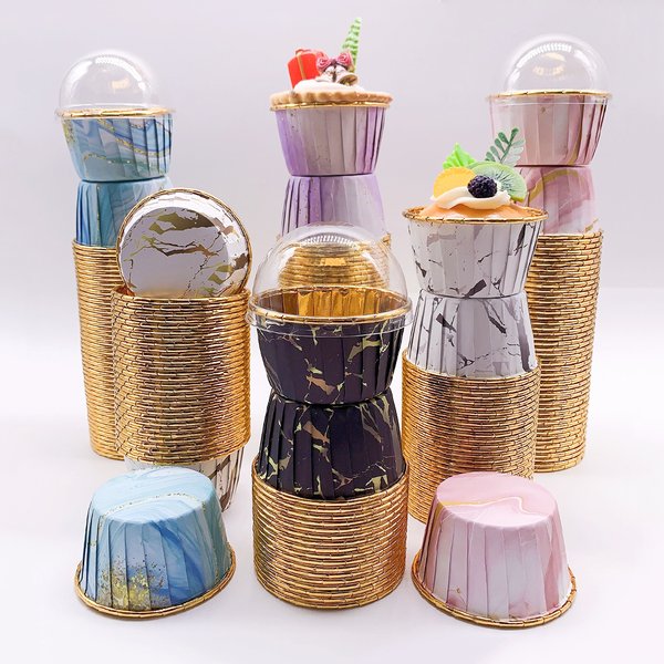Set, 50 Stück Einweg-Cupcake-Becher mit Deckel, Einweg-Muffin-Becher, hitzebeständige, glänzende Cupcake-Einlagen, Backförmchen