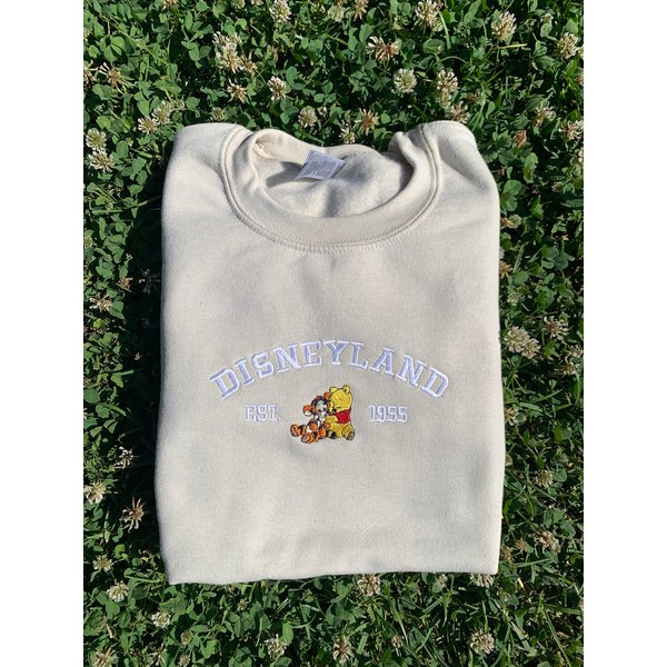Vintage 1955 P00H Bear & Tiger Embroidered Crewneck-image