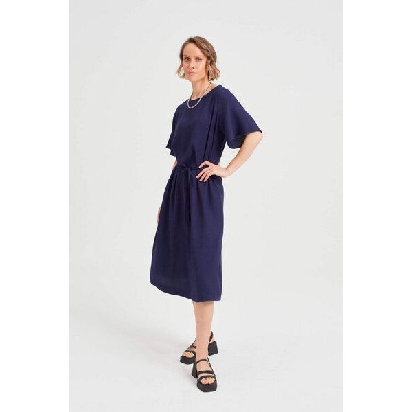 AYANI Nika | Lockeres Kleid mit Schmetterlingsärmeln und Gürtel