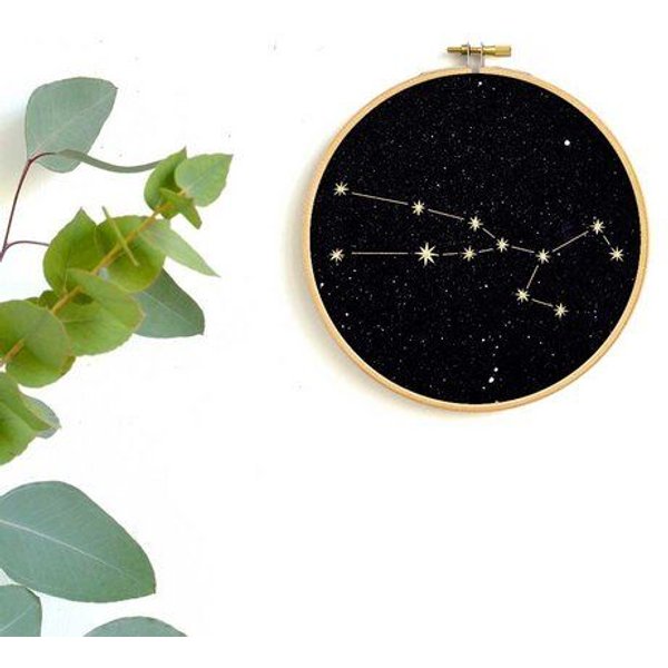 renna deluxe Sternzeichen in Gold als Bild im Stickrahmen