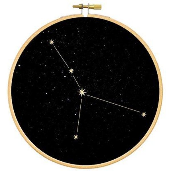 renna deluxe Sternzeichen in Gold als Bild im Stickrahmen