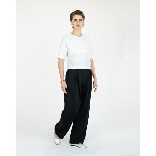 keijn Hose NEUTH - Zeitlose Bundfaltenhose aus tiefschwarzem Twill