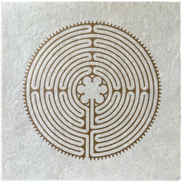 Veskor Cassiopeia LABYRINTH VON CHARTRES der Kathedrale Notre-Dame Linoldruck | 22 × 22 cm | Gold auf Naturweiß