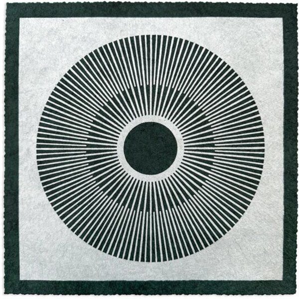 Veskor Cassiopeia CENTRAL SUN SQUARE Sonnen Linoldruck | 22 × 22 cm | Silber auf Smaragdgrün